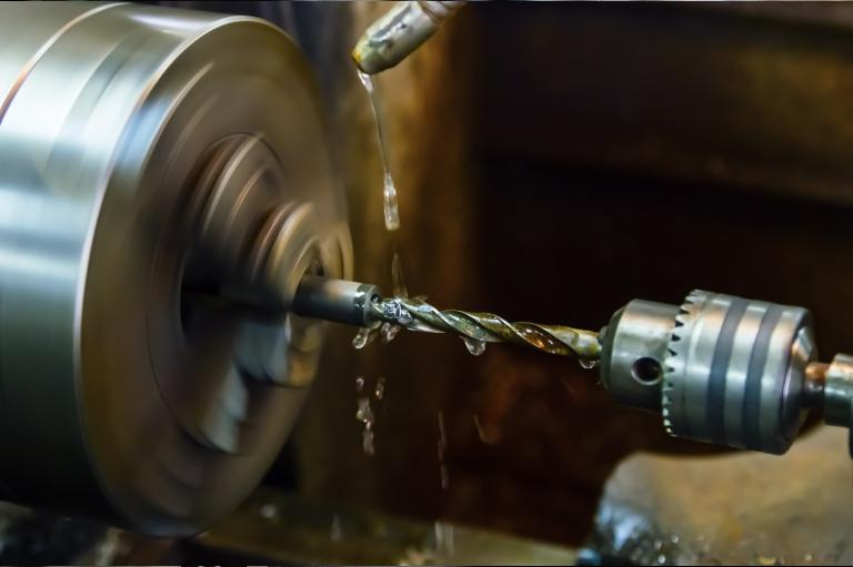 Osoba w masce spawalniczej spawa