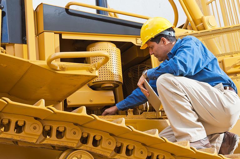 Mężczyzna na pojeździe budowlanym