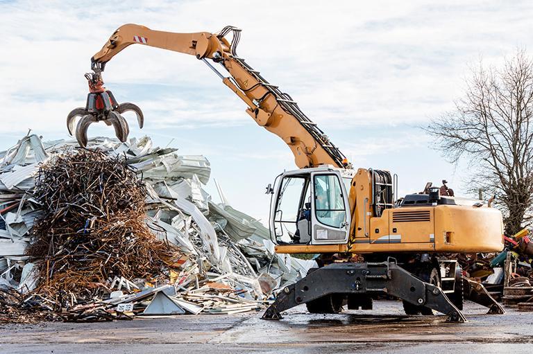 Przeładunek złomu za pomocą pojazdu