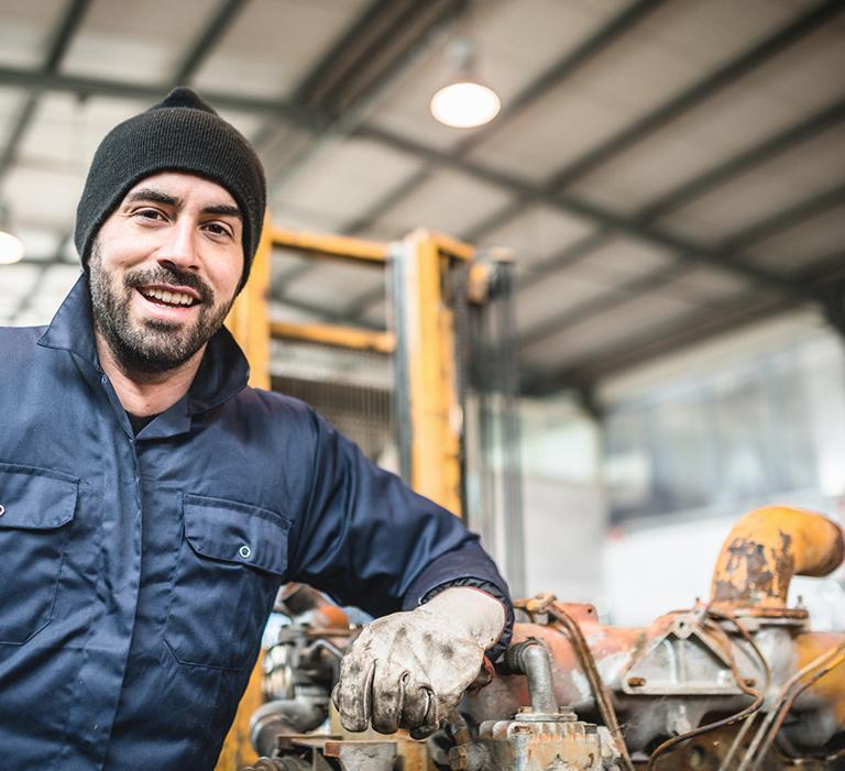 Uśmiechnięty mężczyzna w stroju roboczym