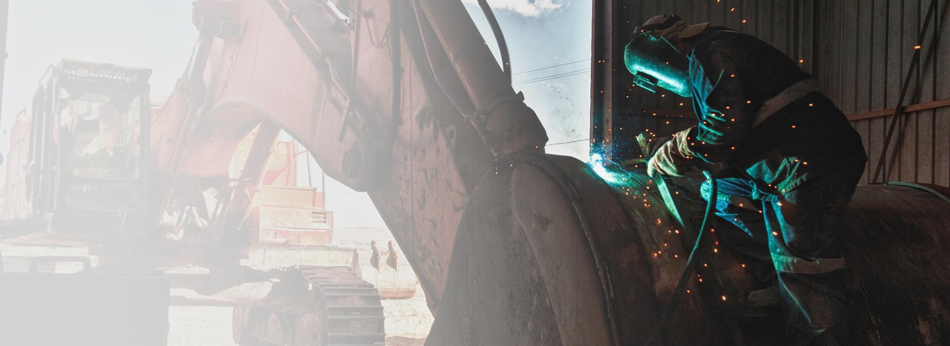 Osoba spawa łyżkę koparki Slajd 2